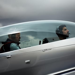 VfB Stuttgart: Wilder Dreh im Flugzeug! Khedira kopiert Tom Cruise