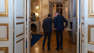 Macron empfängt Merz: Schulterklopfen im Élysée-Palast!