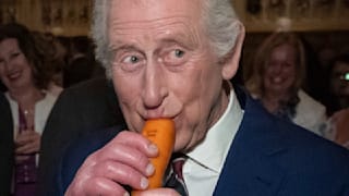 Volle Möhre: König Charles flötet die Karotte