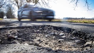 Auto: Wer zahlt bei Schlagloch-Schäden?