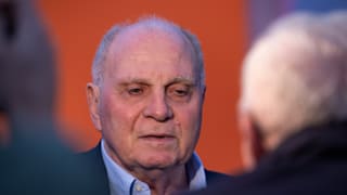 FC Bayern: Uli Hoeneß teilt aus – Er spricht von „schönem Mist“ und „jeden Furz“