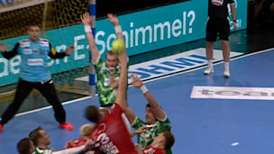 Die Reaktion ist kaum zu fassen: Handball-Star kriegt Ball voll ins Gesicht