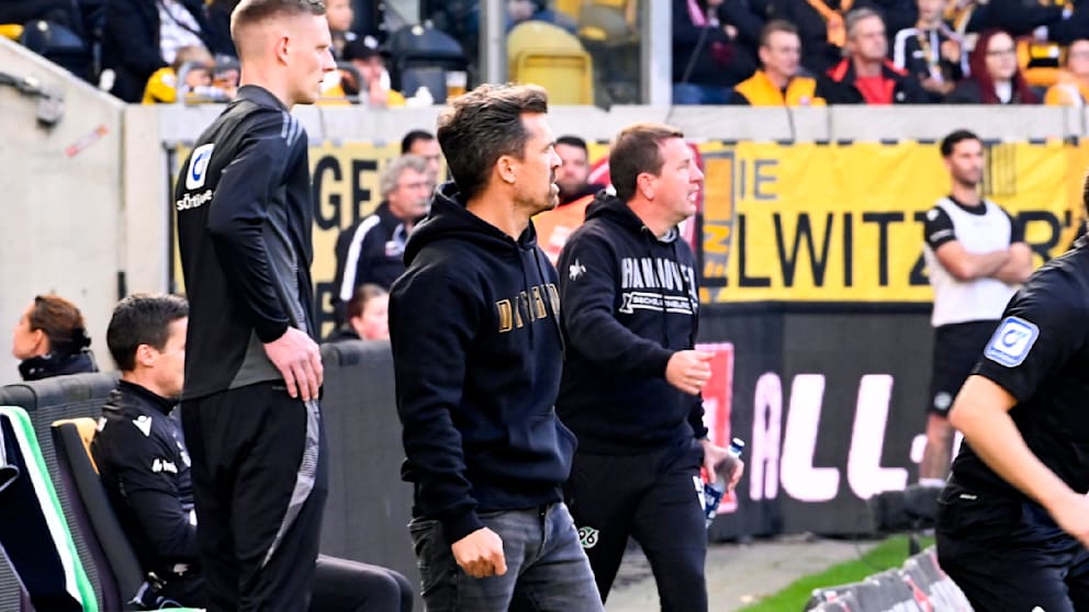 Daniel Stendel (51/ 3.v.l.) hat bei Hannover 96 noch Vertrag bis 2027