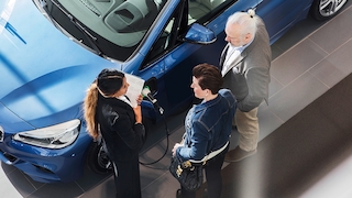 Elektroauto kaufen - Autokauf Verkaufshalle