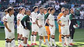 Die frustrierten Gladbach-Profis nach dem Schlusspfiff vor der Nordkurve