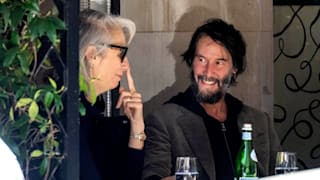 Keanu Reeves hat Frühlingsgefühle: Wie er seine Alexandra anschaut!