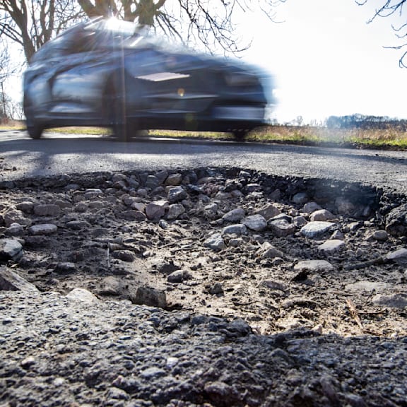 Auto: Wer zahlt bei Schlagloch-Schäden?
