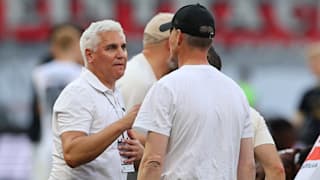 Erleichterung: St. Paulis Sportchef Andreas Bornemann (53/r.) intensiviert jetzt die Arbeit für die nächste Saison