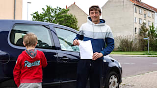 Vladislav Borisenko (55) und sein Sohn Fynn (5) am zerkratzten Golf. Die Familie ist ein 75 Opfern des Autohassers
