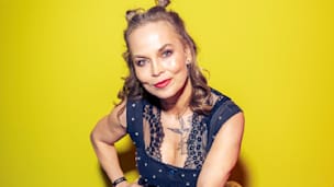 Box-Legende Regina Halmich begeistert mit Hüftschwung bei 80er-Party