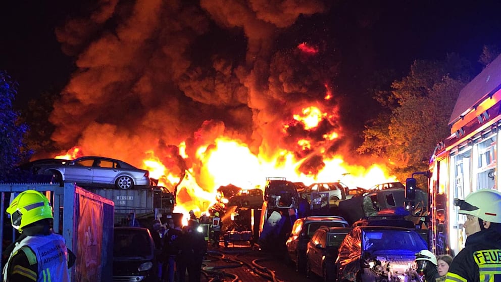 Großbrand bei Oldenburg: Feuerwehr löscht hunderte Autos in Hatten