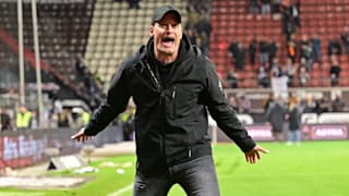 Er kann auch richtig abheben. Das zeigte St. Paulis Chef-Coach Alexander Blessin (51) nach dem 1:1 gegen Leverkusen. Wird's am Wochenende genauso?