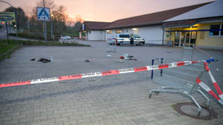 Messer-Attacke vor ALDI-Markt: Frau (59) und Mann (18) niedergestochen