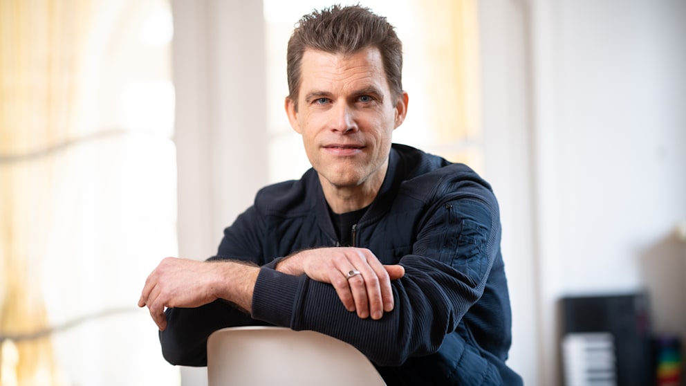 Begleitet wird die große Aktion vom bekannten Wissenschaftsjournalisten und Besteller-Autor Bas Kast (52, „Warum ich keinen Alkohol mehr trinke“ & „Der Ernährungskompass“). „Ich selbst habe früher regelmäßig getrunken – aus Belohnung, um Stress abzubauen und natürlich auch aus Gewohnheit. Dann legte ich ganz bewusst eine Pause ein – um zu sehen, wie gut oder schlecht ich ohne auskomme und wie mein Körper und die Psyche reagieren“, sagt er. „Schon nach wenigen Tagen ohne Alkohol gibt es nachweislich positive Effekte für den Körper. Vor allem unser Schlafverhalten verbessert sich grundlegend, wir haben mehr Energie, sind konzentrierter und leistungsfähiger.“