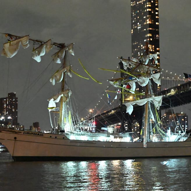 20 Verletzte in New York: Mexikanisches Schiff rammt Brooklyn Bridge