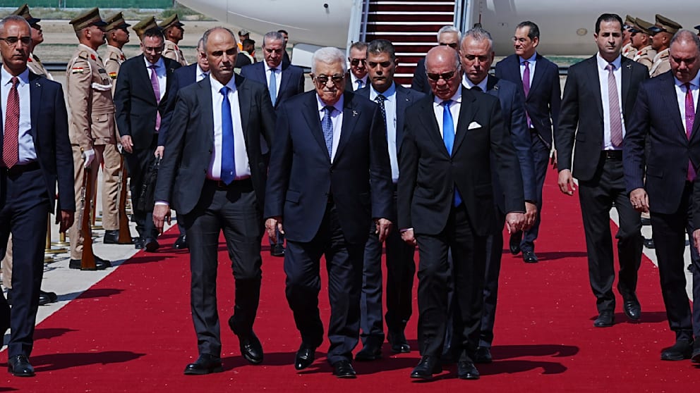 Mahmud Abbas (Mitte) bei der Ankunft in Bagdad