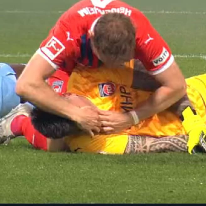 Schock-Szene in Heidenheim: Mitspieler muss bei Torwart Erste Hilfe leisten