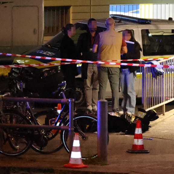 Berliner Polizist schwer verletzt: Warum durfte Messer-Mann nach Hause?