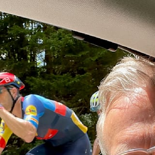 Im Vip-Auto und Helikopter: Hautnah bei der Tour