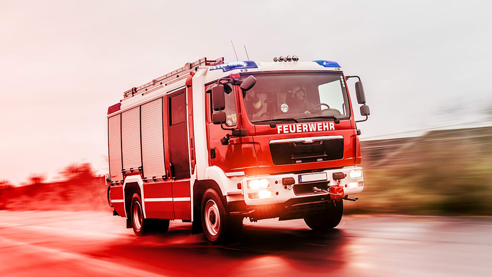 Feuer in Offenburg: Einsatzkräfte löschen brennenden Autozug