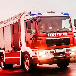 Feuer in Offenburg: Einsatzkräfte löschen brennenden Autozug
