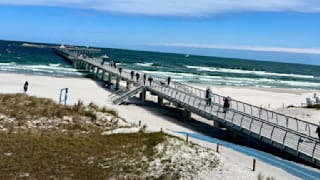 Ein Hubschrauber kreist über der Seebrücke Prerow. Menschen sahen hier einen Mann im Wasser in Not