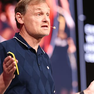 Fußball: Adidas-Boss Björn Gulden: Verdiene weniger als ein Bayern-Bankdrücker
