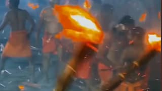 Feuriges Ritual: Fackelschlacht mit Palmwedeln