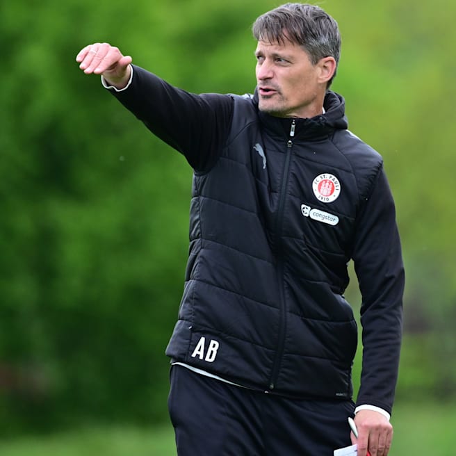 Bleibt er bei St. Pauli? So sieht Trainer Blessin seine Zukunft