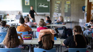 Unterricht in einer Grundschule in Baden-Württemberg. Die Zahl der Lehrer ist in vielen Bundesländern zu niedrig, sie melden auvh hunderte von nicht besetzten Rektoren-Stellen