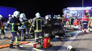Unfall auf der A17 bei Dresden: Die Insassen im Auto mussten von der Feuerwehr befreit werden
