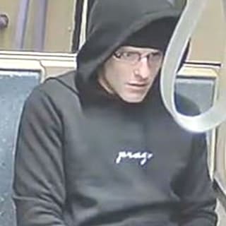 Fahndung in Köln: Sexualstraftäter ejakuliert in Kölner Tram auf Frau