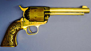 Eine ist aus Gold: Zoll in Bayern beschlagnahmt 30 illegale Waffen