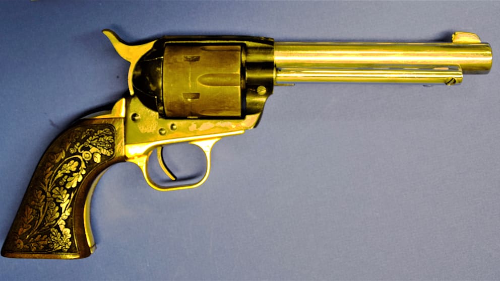 Eine ist aus Gold: Zoll in Bayern beschlagnahmt 30 illegale Waffen