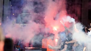 Pyro-Show vor Abfahrt: Plötzlich feiern Bochum-Spieler mit den Fans