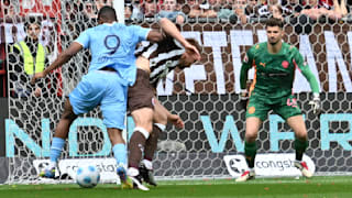 Der Anfang der Pleite: Bochums Myron Boadu (24/l.) überspielt Hauke Wahl (30), trifft kurz darauf an Nikola Vasilj (29/l.) vorbei zum 0:1