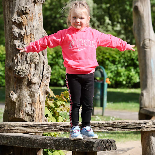 Drama in Kiel: Polizisten retten bewusstloses Kind auf Spielplatz
