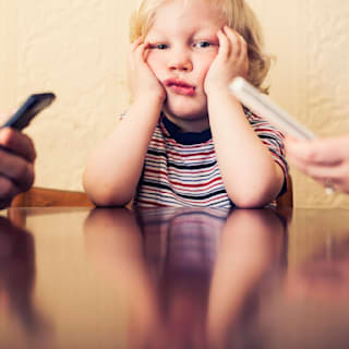 Kind oder Handy? Was ist Ihnen wichtiger? Machen Sie den Test!