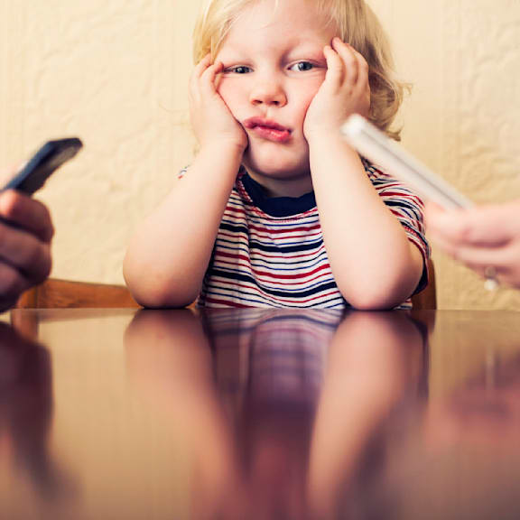 Kind oder Handy? Was ist Ihnen wichtiger? Machen Sie den Test!