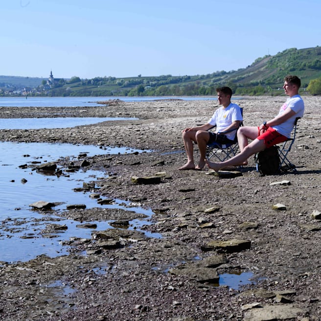 Sonnenliegen statt Schiffe: Rhein fällt unter kritische Marke