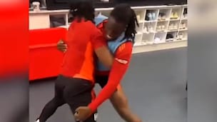 Muskelprotz geht k.o.: Wrestling-Anfall in der Fußball-Kabine