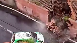 Crash bei Rallye: Rennauto bringt Haus zum Einsturz