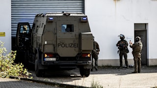 NRW: SEK rammt Tor mit Panzer auf – Drogen-Razzia! 