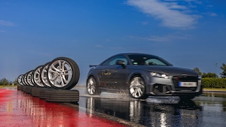 Audi TT fährt an aufgereihten Test-Reifen vorbei