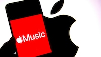 Auf dem BIld ist ein Smartphone zu sehen, das das Apple-Music-Logo angezeigt.