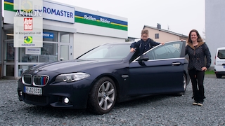Frau Eberts mit Sohn Johnathan und ihrem reparaturbedürftigem BMW 5er