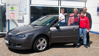 Familie Thanos mit ihrem Mazda 6