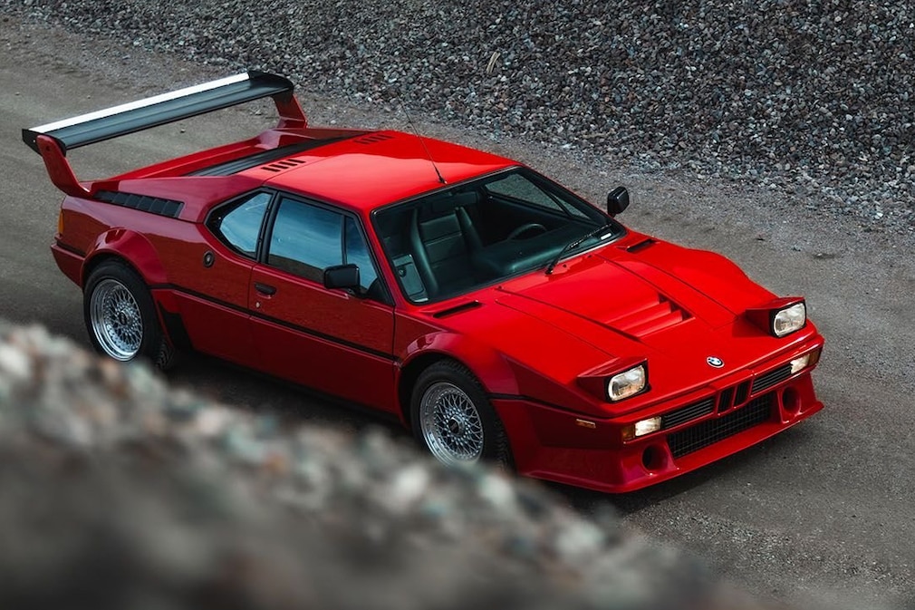 BMW M1 von Frank Farian, Klappscheinwerfer aufgeklappt, schräg von oben fotografiert.