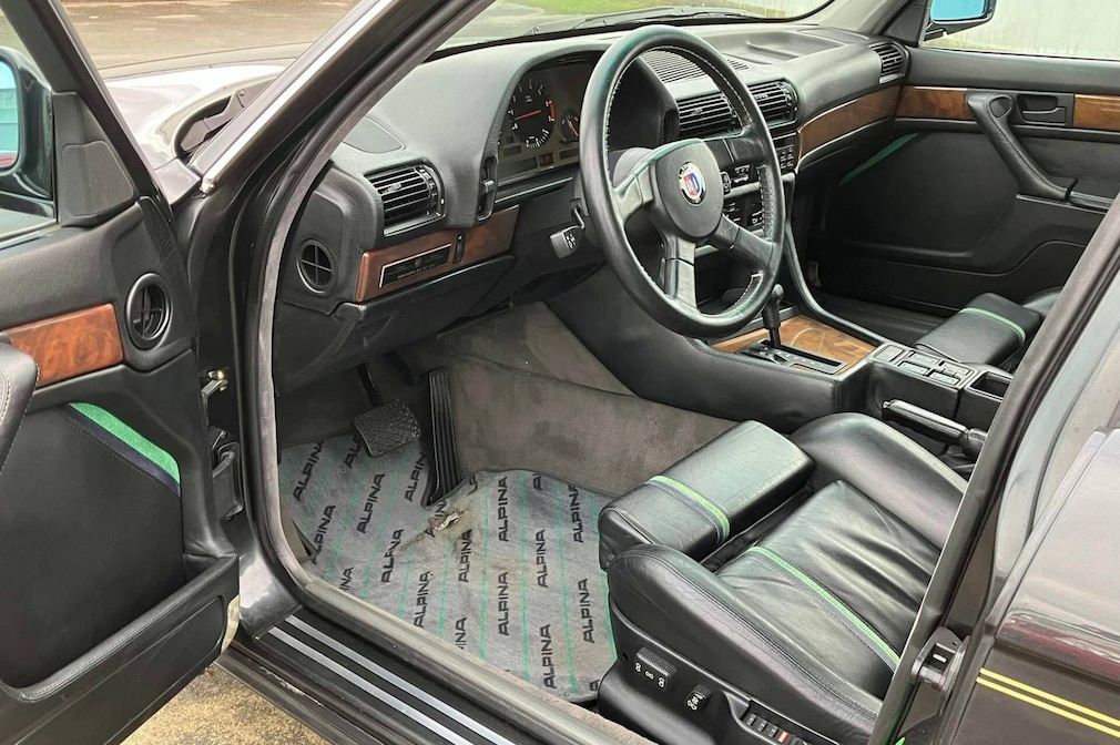 Cockpit des Alpina B12 5.0 von links