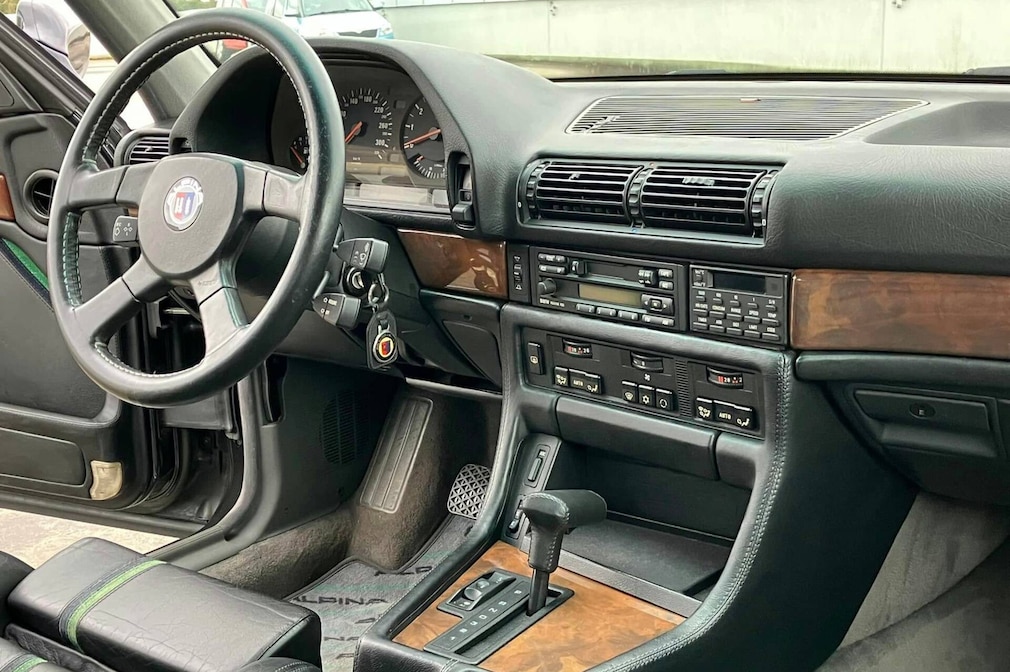 Cockpit des Alpina B12 5.0 von links